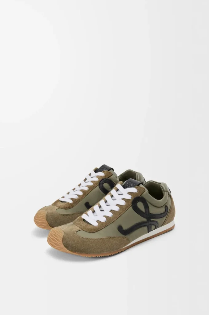 Ballet Runner 2.0 en nylon y piel de becerro. Color caqui claro/negro/blanco. Ballet Runner 2.0 en nylon y piel de becerro. Color caqui claro/negro/blanco.