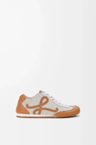 Ballet Runner 2.0 sin forro en piel de ciervo y piel de becerro curtida vegetalmente. Blanco suave/Marrón claro