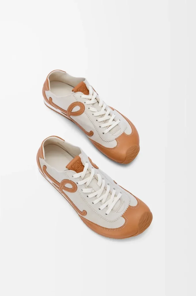 Ballet Runner 2.0 sin forro en piel de ciervo y piel de becerro curtida vegetalmente. Blanco suave/Marrón claro Ballet Runner 2.0 sin forro en piel de ciervo y piel de becerro curtida vegetalmente. Blanco suave/Marrón claro