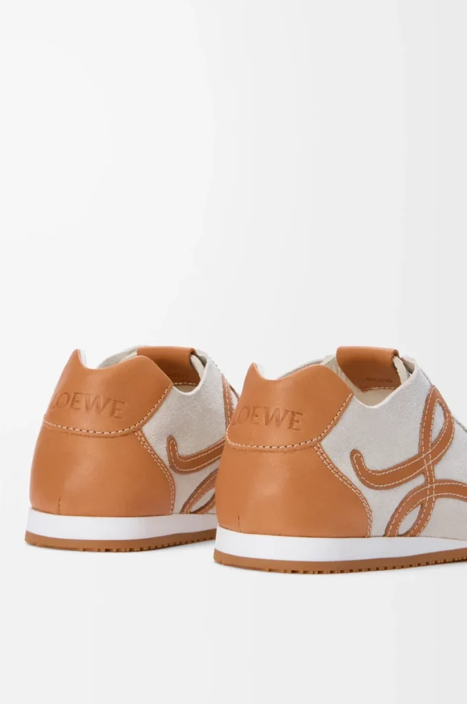 Ballet Runner 2.0 sin forro en piel de ciervo y piel de becerro curtida vegetalmente. Blanco suave/Marrón claro Ballet Runner 2.0 sin forro en piel de ciervo y piel de becerro curtida vegetalmente. Blanco suave/Marrón claro