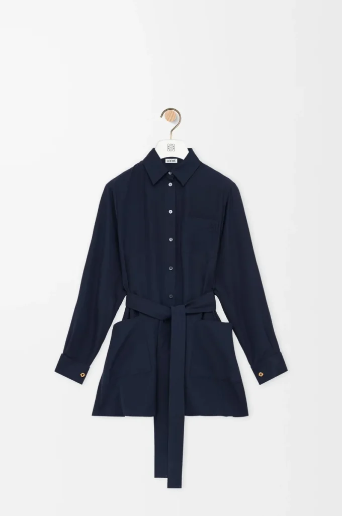 Blusa con cinturón de seda azul marino