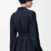Blusa con cinturón de seda azul marino