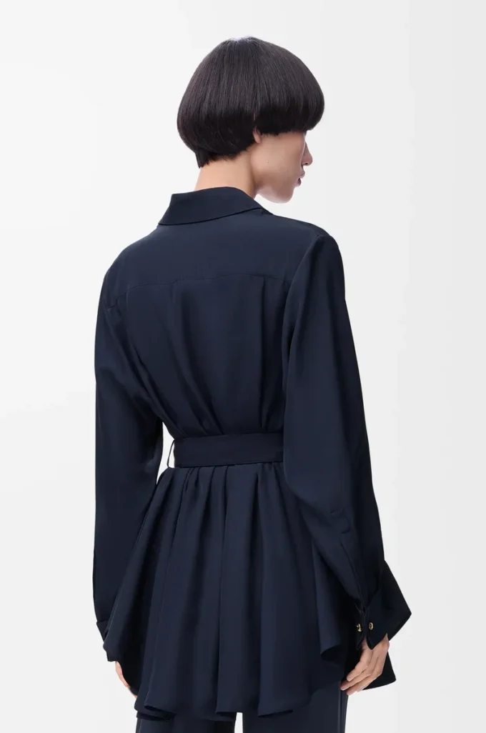 Blusa con cinturón de seda azul marino