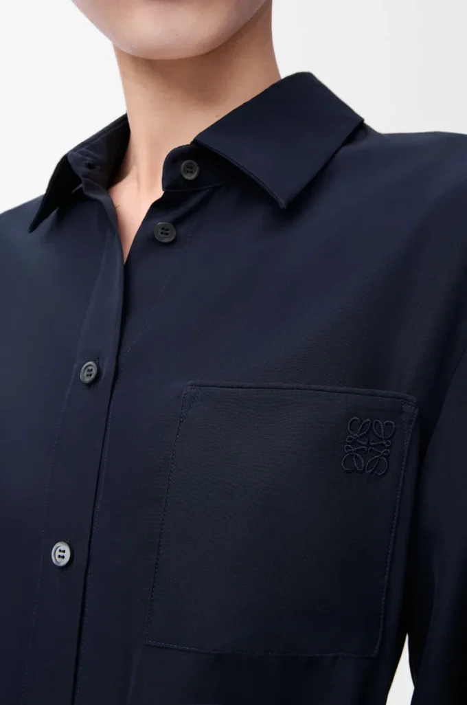 Blusa con cinturón de seda azul marino