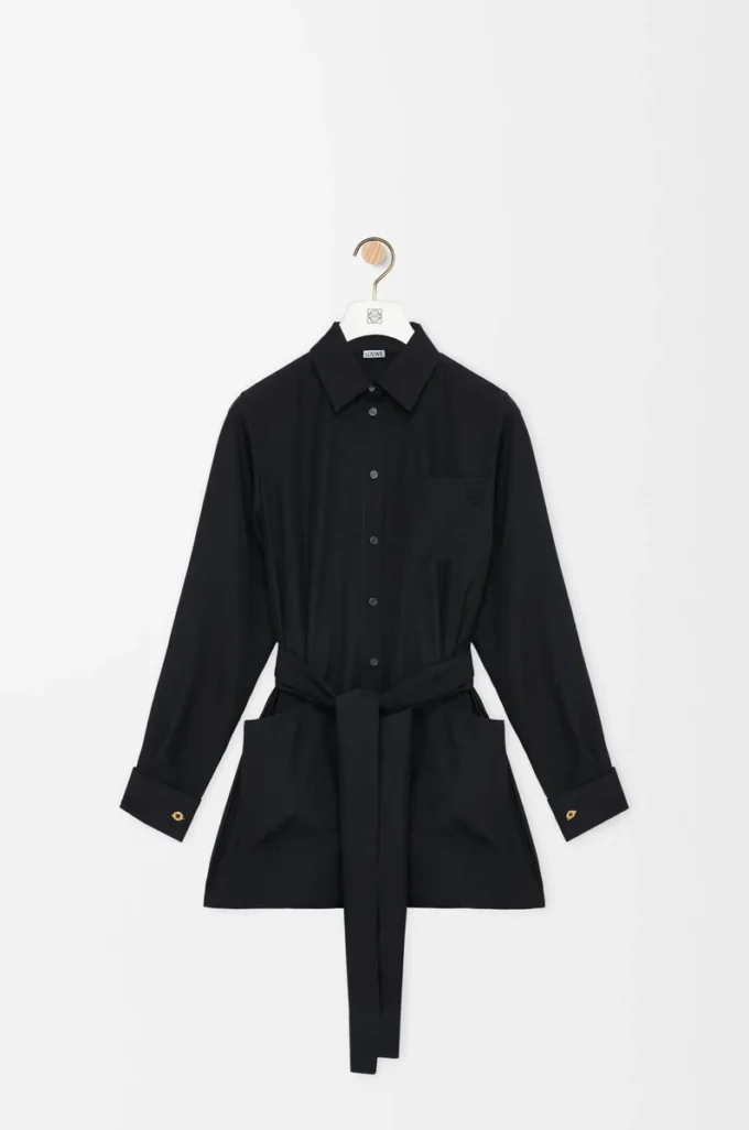 Blusa con cinturón de seda negra