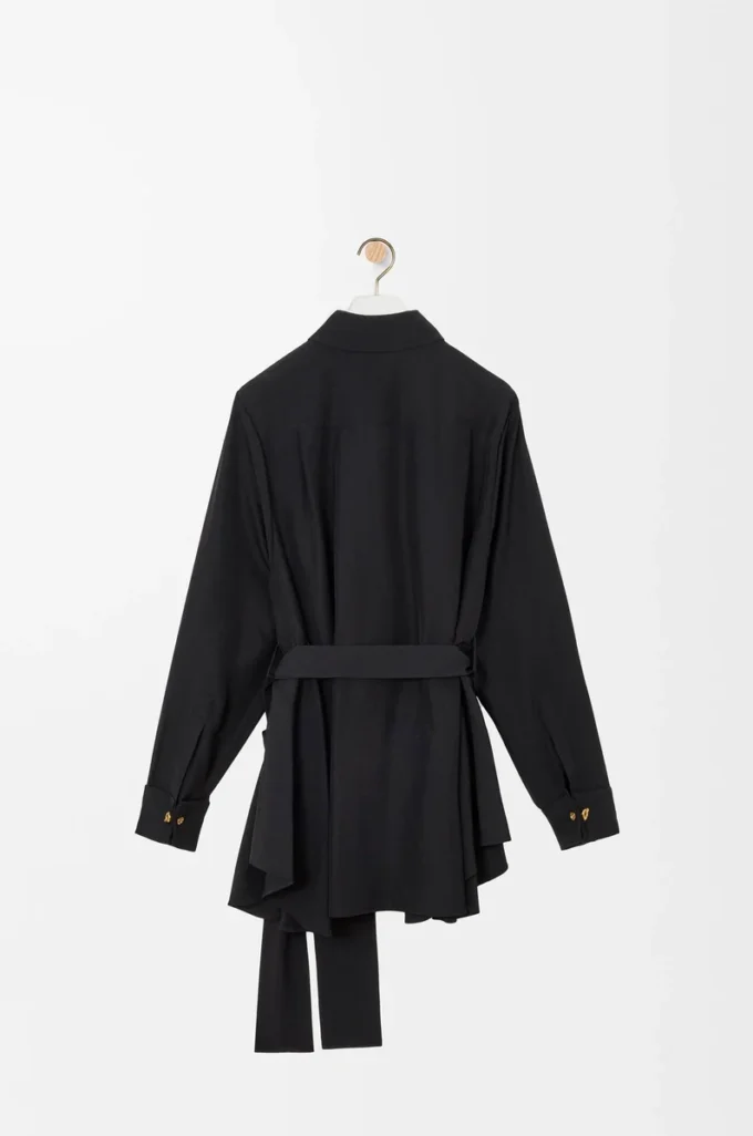 Blusa con cinturón de seda negra