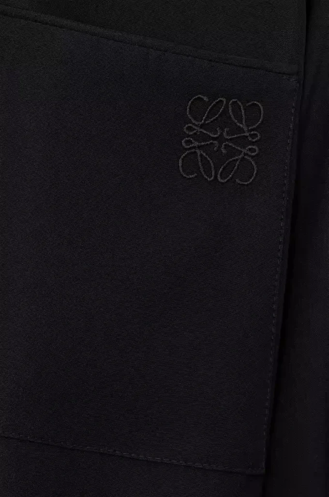 Blusa con cinturón de seda negra