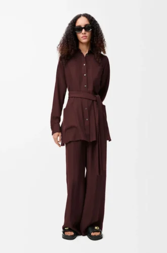 Blusa con cinturón en seda burdeos