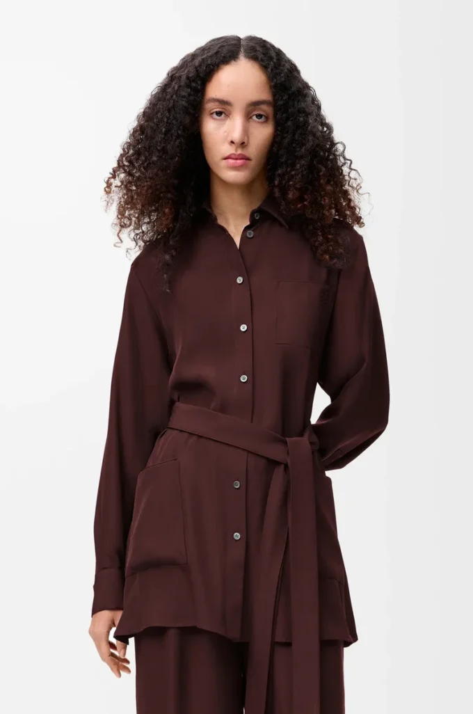 Blusa con cinturón en seda burdeos