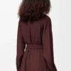 Blusa con cinturón en seda burdeos