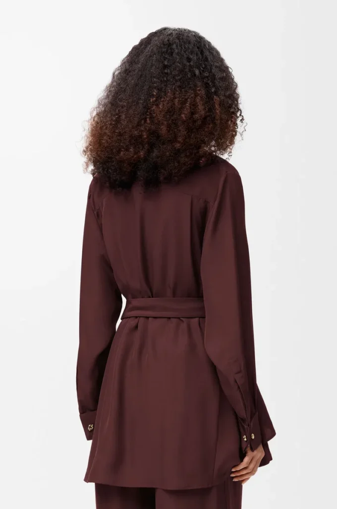 Blusa con cinturón en seda burdeos