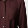 Blusa con cinturón en seda burdeos