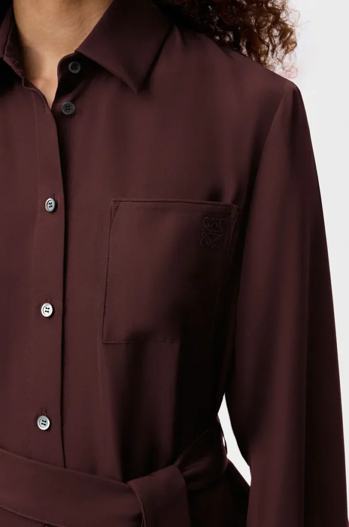 Blusa con cinturón en seda burdeos