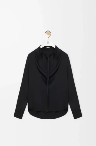 Blusa de seda negra
