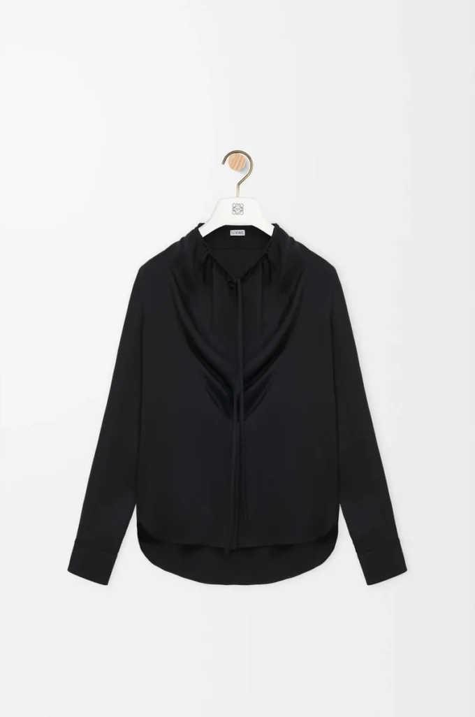 Blusa de seda negra