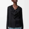 Blusa de seda negra