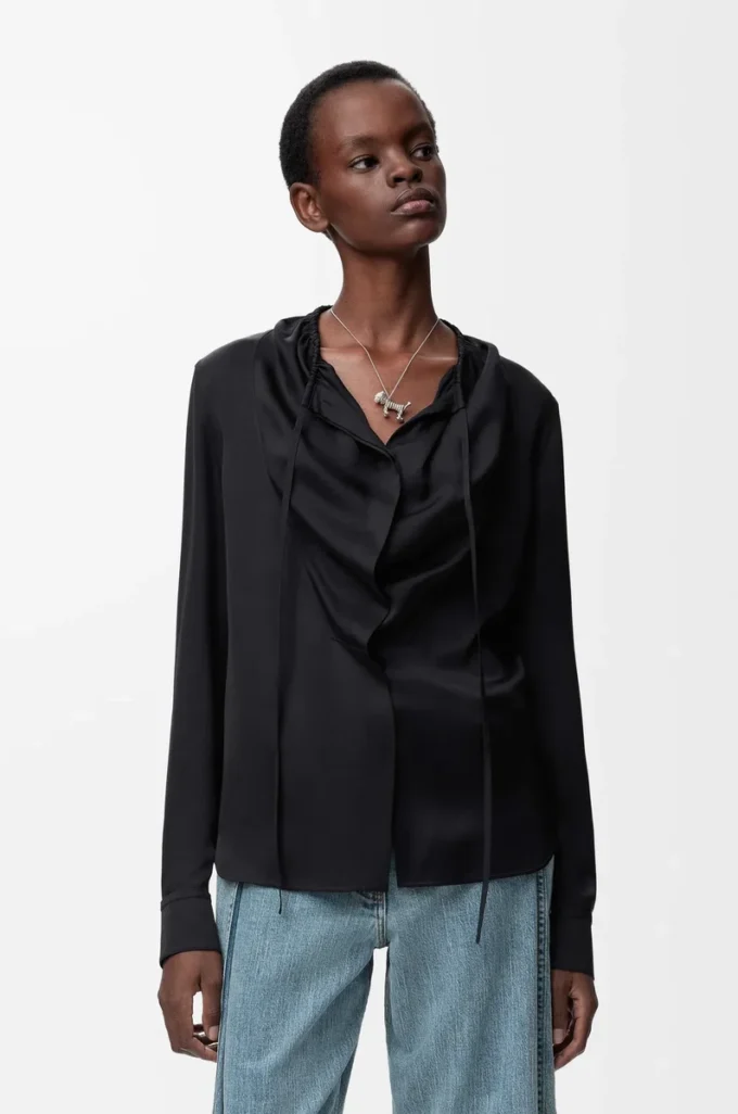Blusa de seda negra