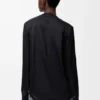Blusa de seda negra
