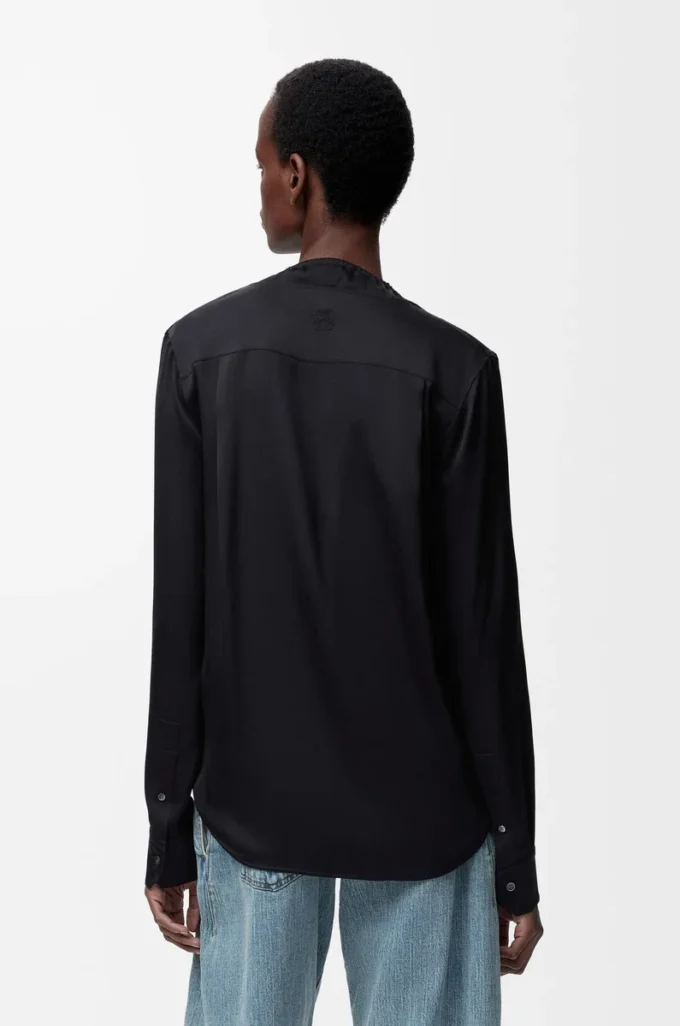 Blusa de seda negra