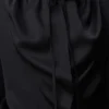 Blusa de seda negra