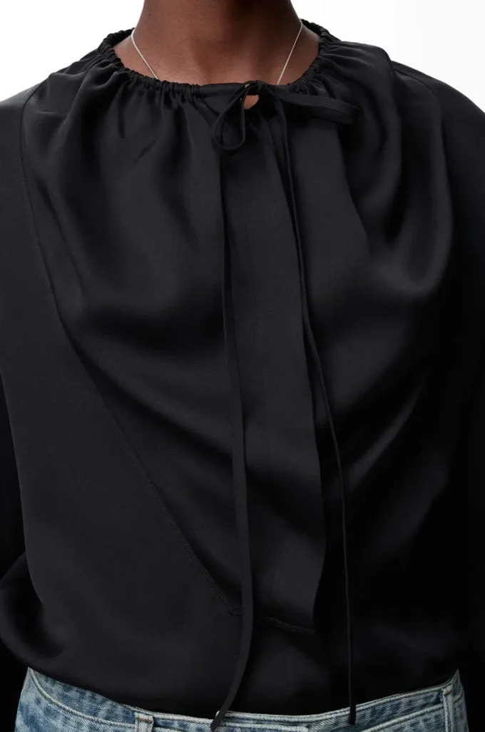 Blusa de seda negra