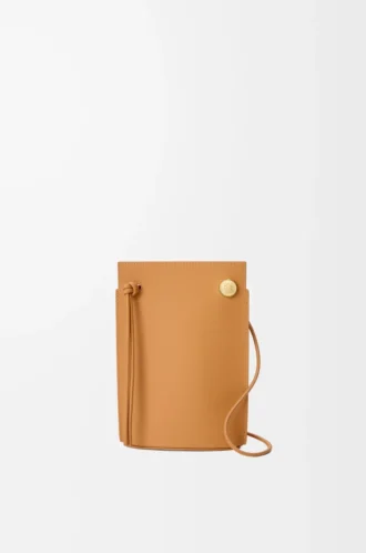Bolsa Pebble Dice en piel de becerro clásica color Warm Desert