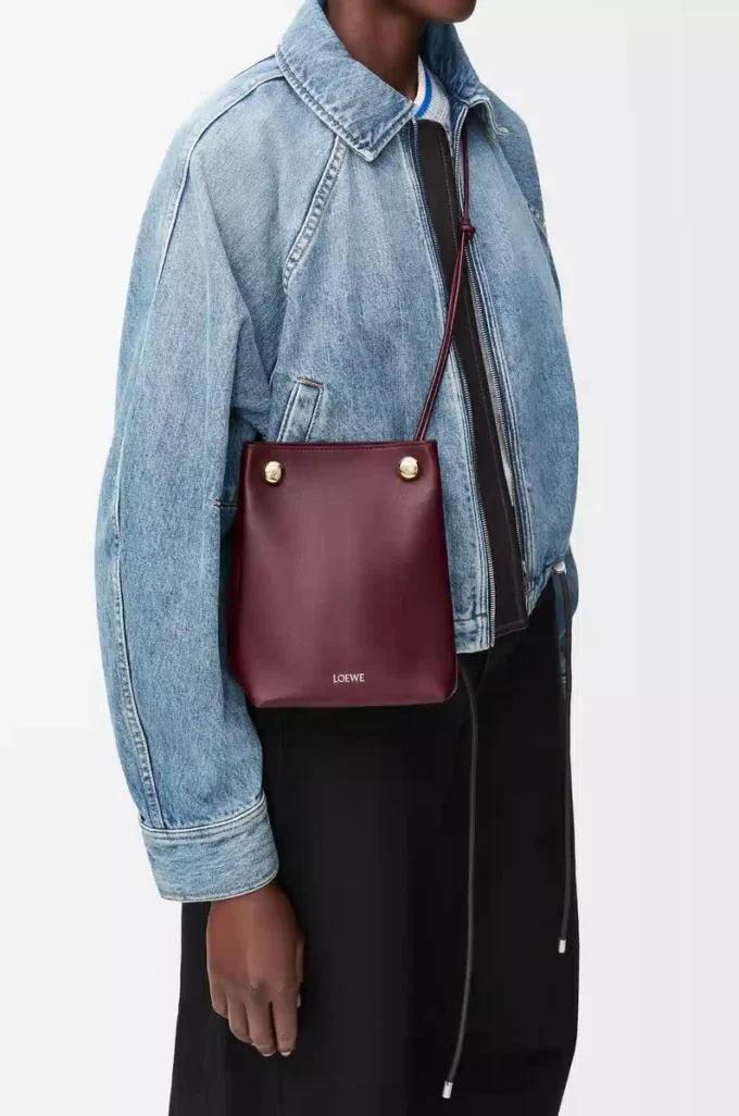 Bolsa Pebble en piel de becerro lisa Dark Burgundy Bolsa Pebble en piel de becerro lisa Dark Burgundy