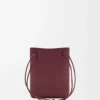 Bolsa Pebble en piel de becerro lisa Dark Burgundy Bolsa Pebble en piel de becerro lisa Dark Burgundy