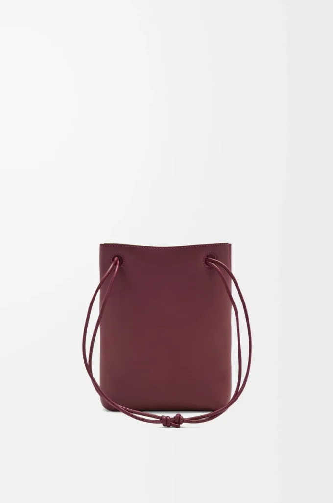Bolsa Pebble en piel de becerro lisa Dark Burgundy Bolsa Pebble en piel de becerro lisa Dark Burgundy