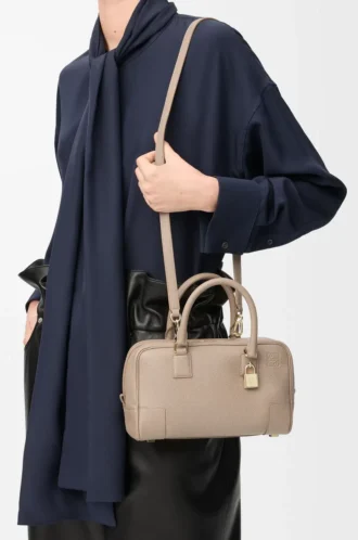 Bolso Amazona 23 en piel de becerro granulada suave Color arena
