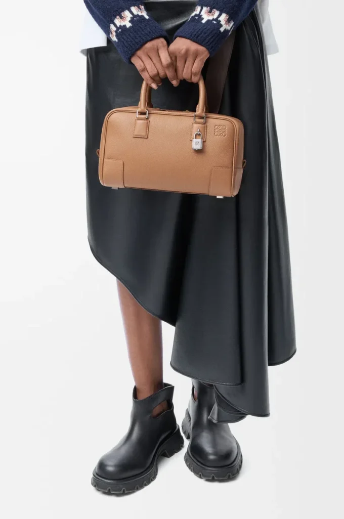 Bolso Amazona 23 en piel de becerro granulada suave color moca Bolso Amazona 23 en piel de becerro granulada suave color moca