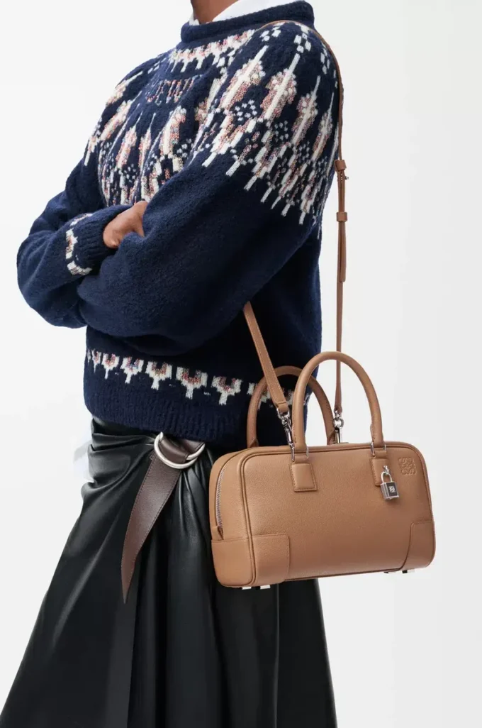 Bolso Amazona 23 en piel de becerro granulada suave color moca Bolso Amazona 23 en piel de becerro granulada suave color moca