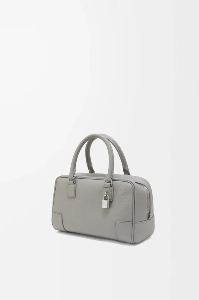 Bolso Amazona 23 en piel de becerro granulada suave gris perla Bolso Amazona 23 en piel de becerro granulada suave gris perla