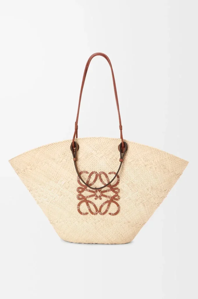 Bolso Anagram Basket grande en palma iraca y piel de becerro Natural/Tan Bolso Anagram Basket grande en palma iraca y piel de becerro Natural/Tan