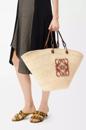 Bolso Anagram Basket grande en palma iraca y piel de becerro Natural/Tan