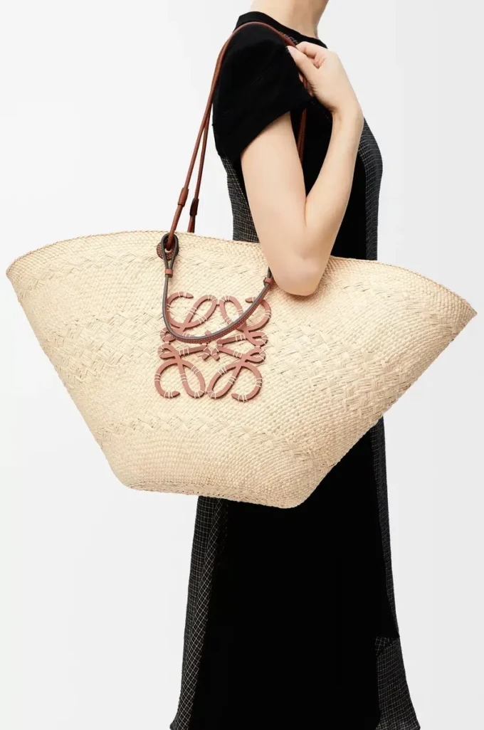 Bolso Anagram Basket grande en palma iraca y piel de becerro Natural/Tan Bolso Anagram Basket grande en palma iraca y piel de becerro Natural/Tan
