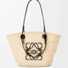 Bolso Anagram Basket mediano en palma iraca y piel de becerro Natural/Negro Bolso Anagram Basket mediano en palma iraca y piel de becerro Natural/Negro