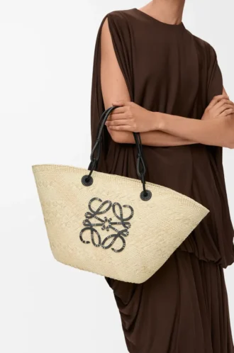 Bolso Anagram Basket mediano en palma iraca y piel de becerro Natural/Negro