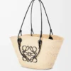 Bolso Anagram Basket mediano en palma iraca y piel de becerro Natural/Negro Bolso Anagram Basket mediano en palma iraca y piel de becerro Natural/Negro