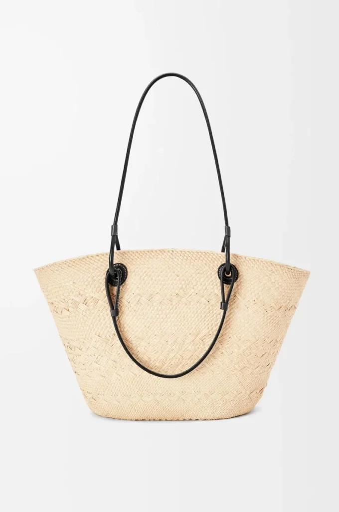 Bolso Anagram Basket mediano en palma iraca y piel de becerro Natural/Negro Bolso Anagram Basket mediano en palma iraca y piel de becerro Natural/Negro