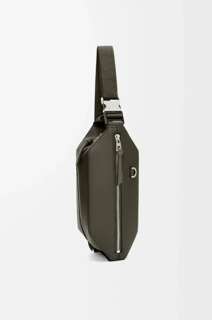 Bolso bandolera convertible en piel de becerro clásica color caqui oscuro Bolso bandolera convertible en piel de becerro clásica color caqui oscuro