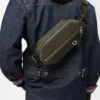 Bolso bandolera convertible en piel de becerro clásica color caqui oscuro Bolso bandolera convertible en piel de becerro clásica color caqui oscuro