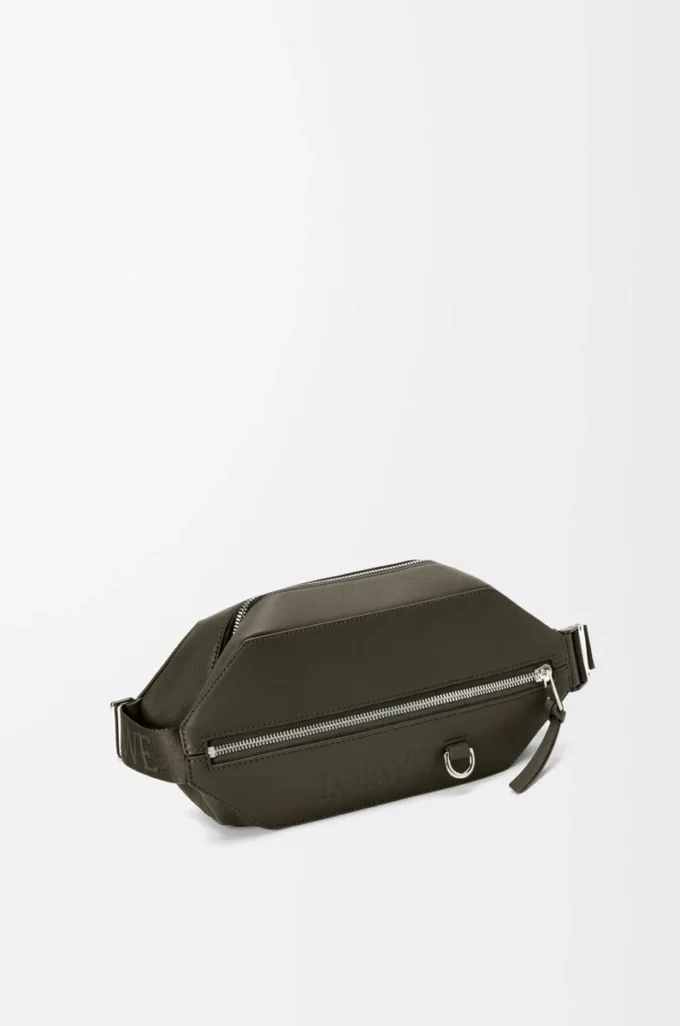 Bolso bandolera convertible en piel de becerro clásica color caqui oscuro Bolso bandolera convertible en piel de becerro clásica color caqui oscuro