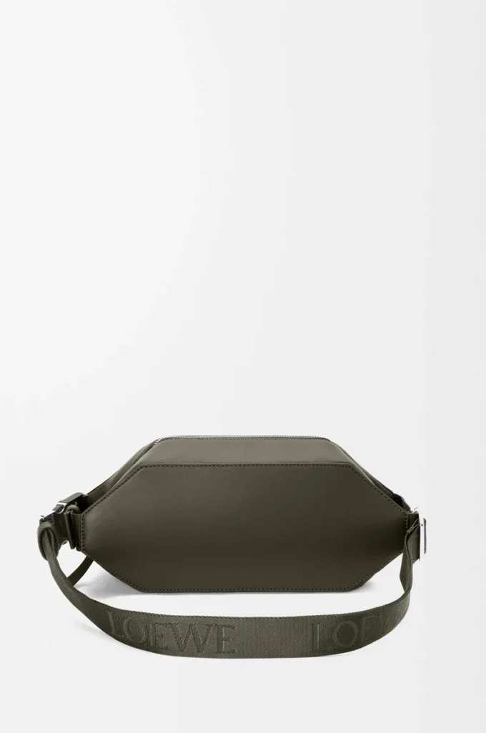 Bolso bandolera convertible en piel de becerro clásica color caqui oscuro Bolso bandolera convertible en piel de becerro clásica color caqui oscuro
