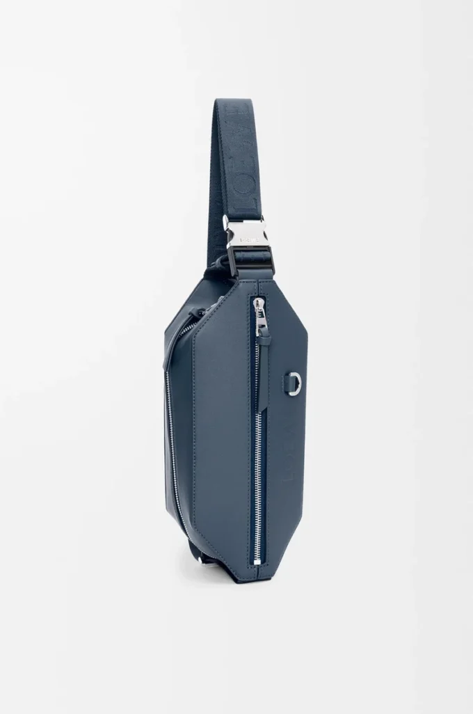 Bolso bandolera convertible en piel de becerro clásica teñida en índigo Bolso bandolera convertible en piel de becerro clásica teñida en índigo