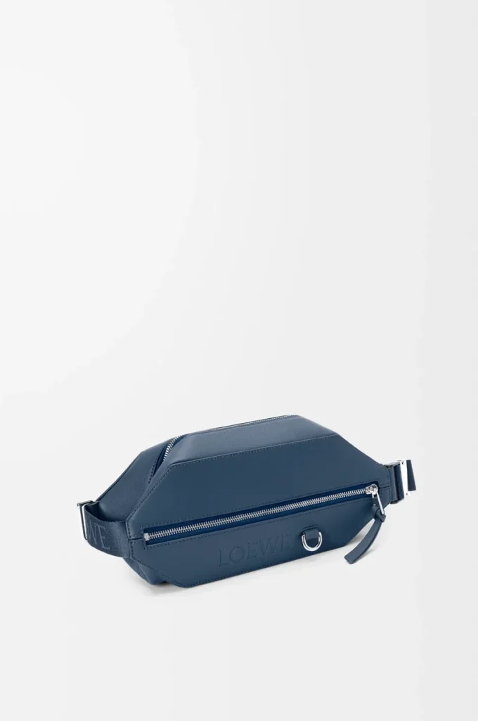 Bolso bandolera convertible en piel de becerro clásica teñida en índigo Bolso bandolera convertible en piel de becerro clásica teñida en índigo