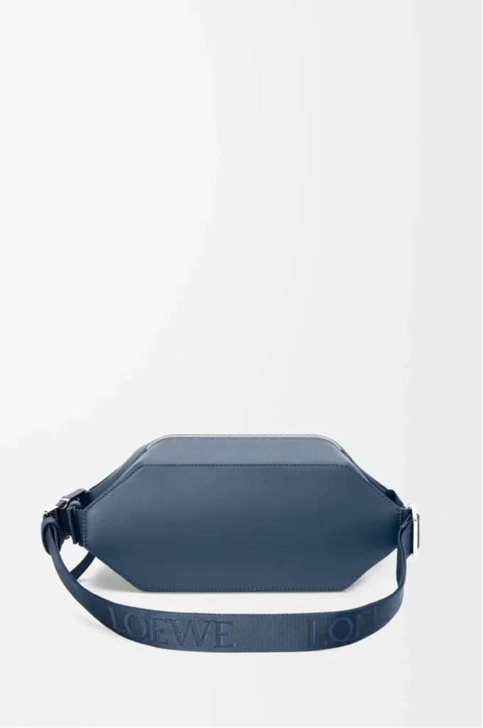 Bolso bandolera convertible en piel de becerro clásica teñida en índigo Bolso bandolera convertible en piel de becerro clásica teñida en índigo