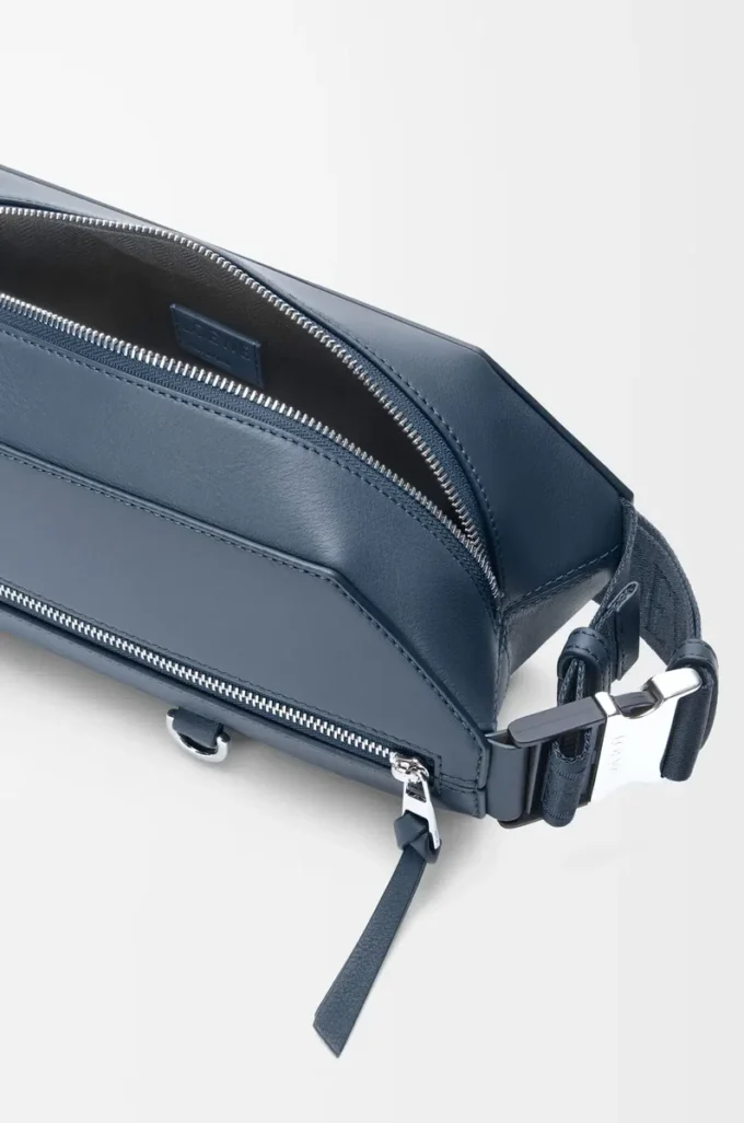 Bolso bandolera convertible en piel de becerro clásica teñida en índigo Bolso bandolera convertible en piel de becerro clásica teñida en índigo