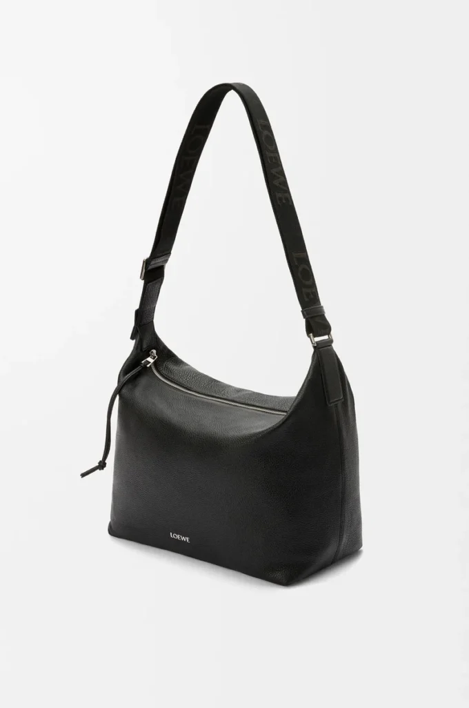 Bolso bandolera Cubi en piel de becerro granulada flexible Negro Bolso bandolera Cubi en piel de becerro granulada flexible Negro