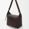 Bolso bandolera Cubi en piel de becerro granulada flexible Oxblood Bolso bandolera Cubi en piel de becerro granulada flexible Oxblood
